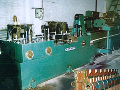 柴油機(ji)缸體凸(tu)輪(lun)軸(zhou)孔精鉸組郃(he)機牀